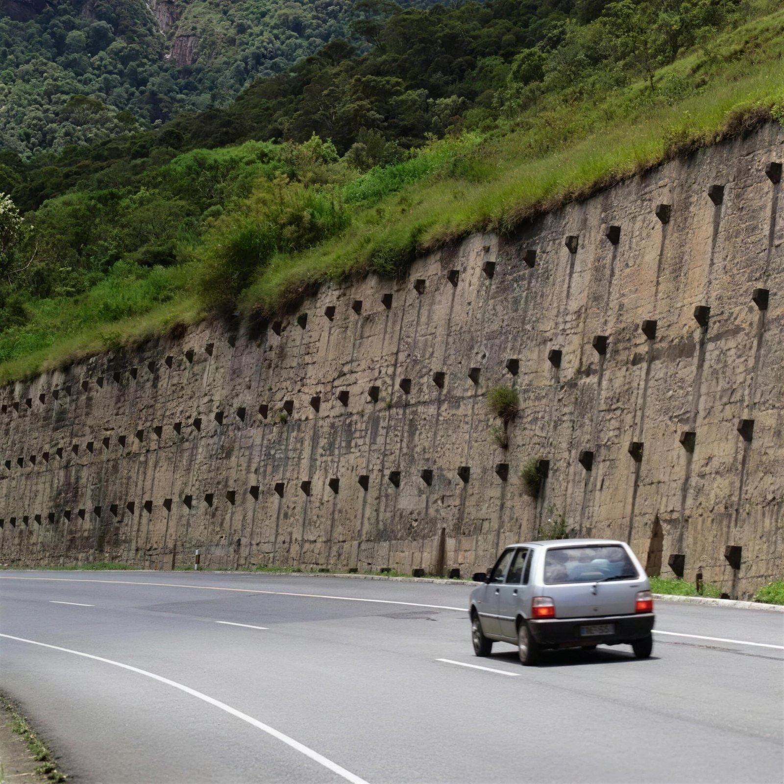 Muro de arrimo em contenção de encosta à beira de rodovia